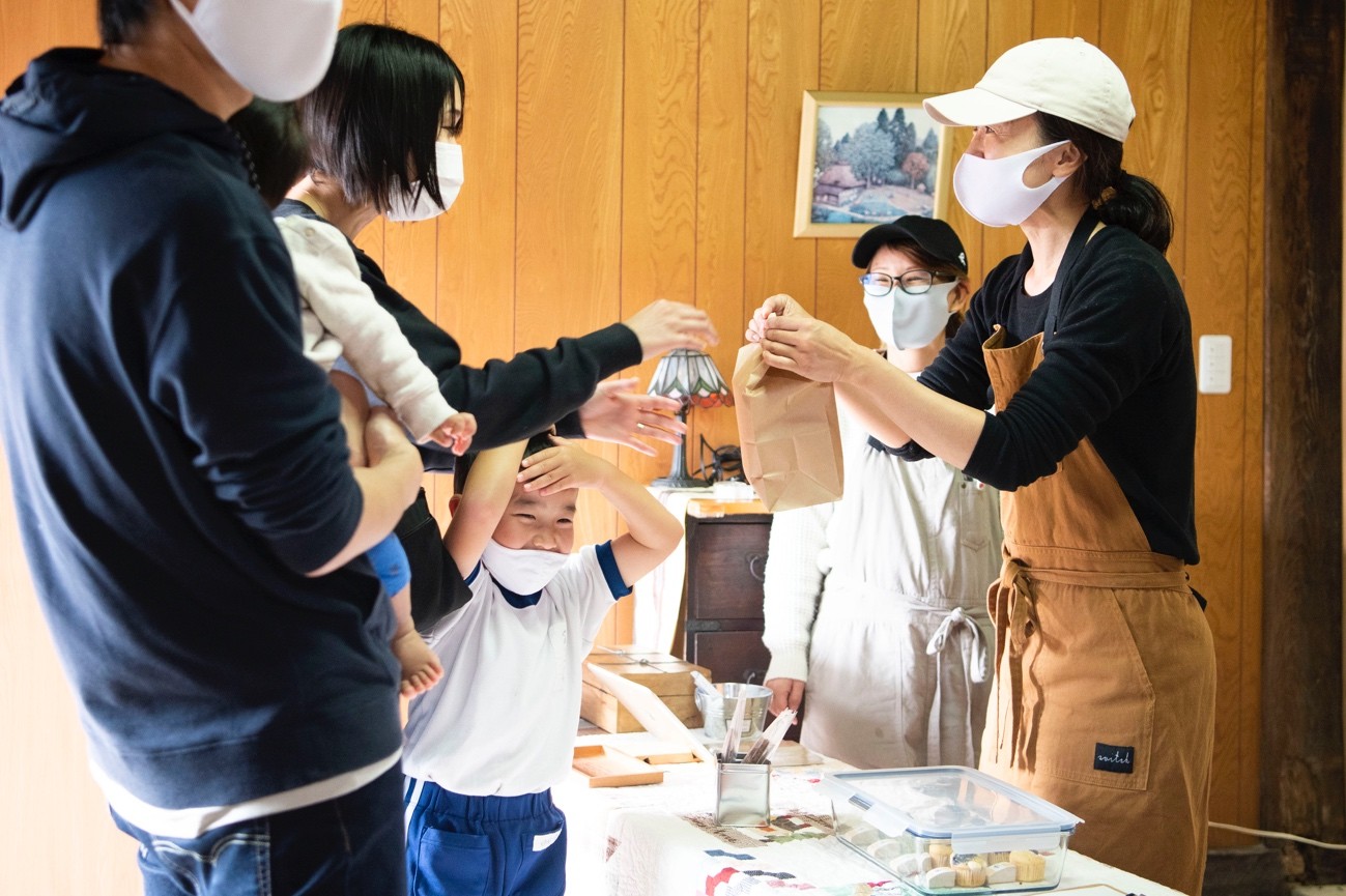 「子どもと一緒に、ほっとできる場所を」偶然の出会いが生んだ“絵本カフェ”