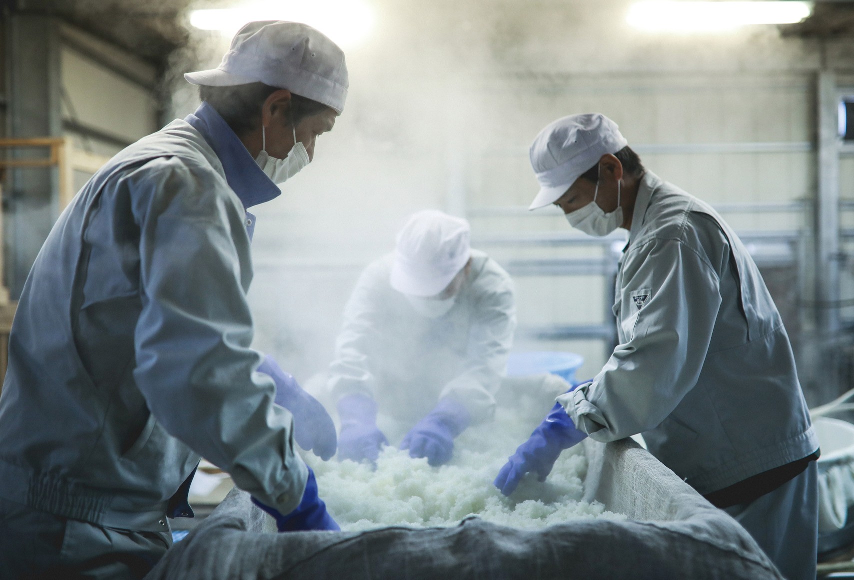 創業120年の酒蔵5代目、杜氏は雇わず“3兄弟”で仕込む　霊峰・石鎚山系の伏流水で醸す“効率度外視”の日本酒