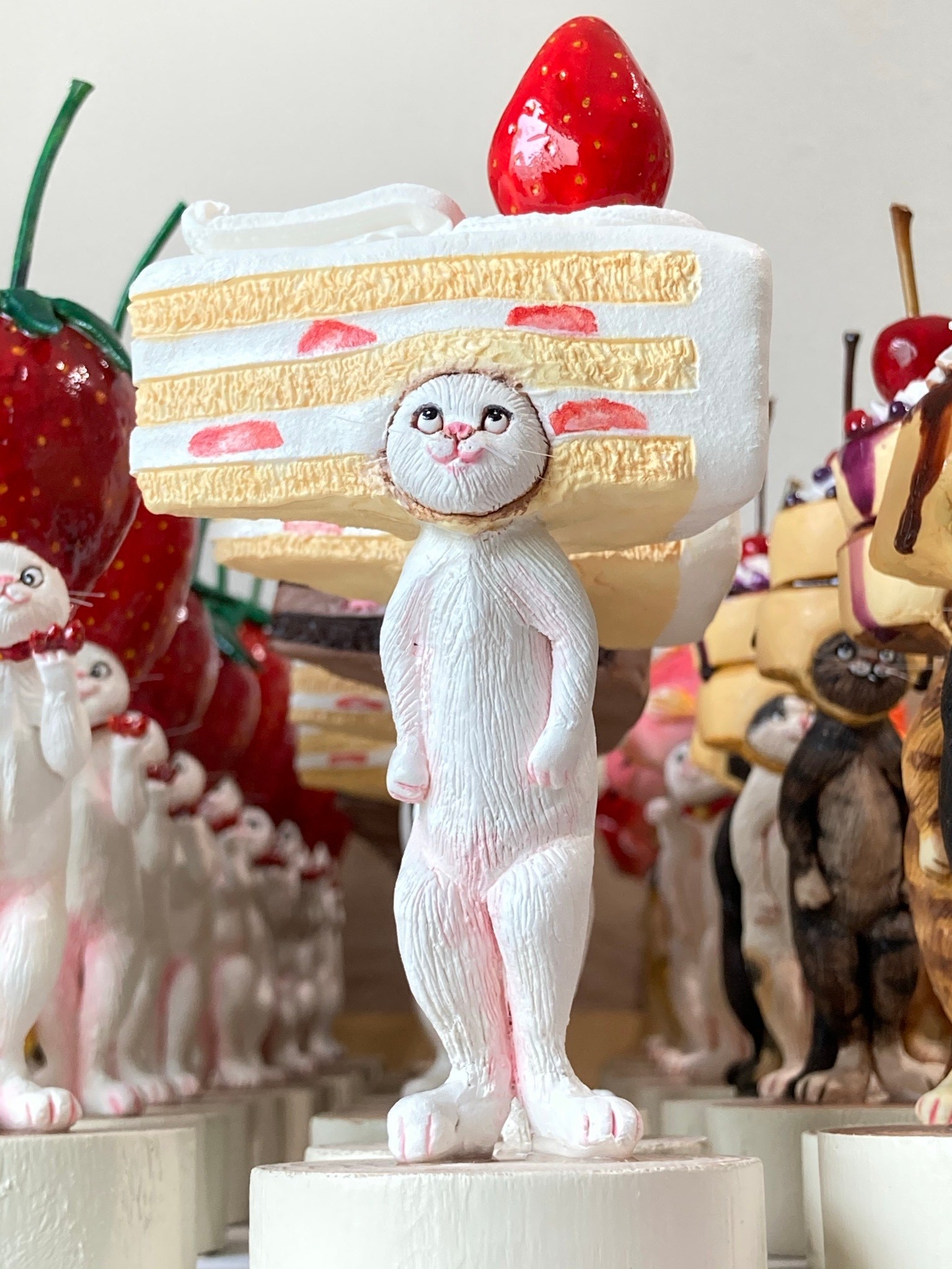 猫が帽子のようにケーキをかぶる!?　ユニークな“かぶりねこ”を生み出す作家のこだわりは「絶対にオールハンドメイド」