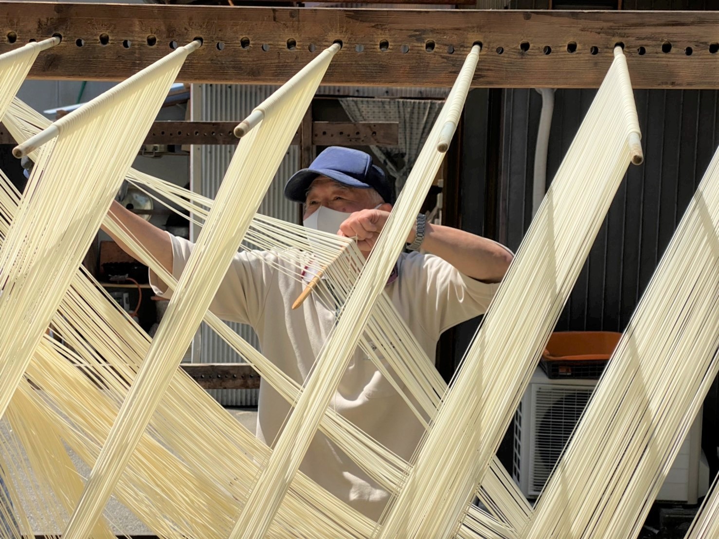 100年以上続く“かどぼし”で軒先に白く輝く手延べ麺　昔ながらの製法を守ったのは「機械いじりの知恵」だった