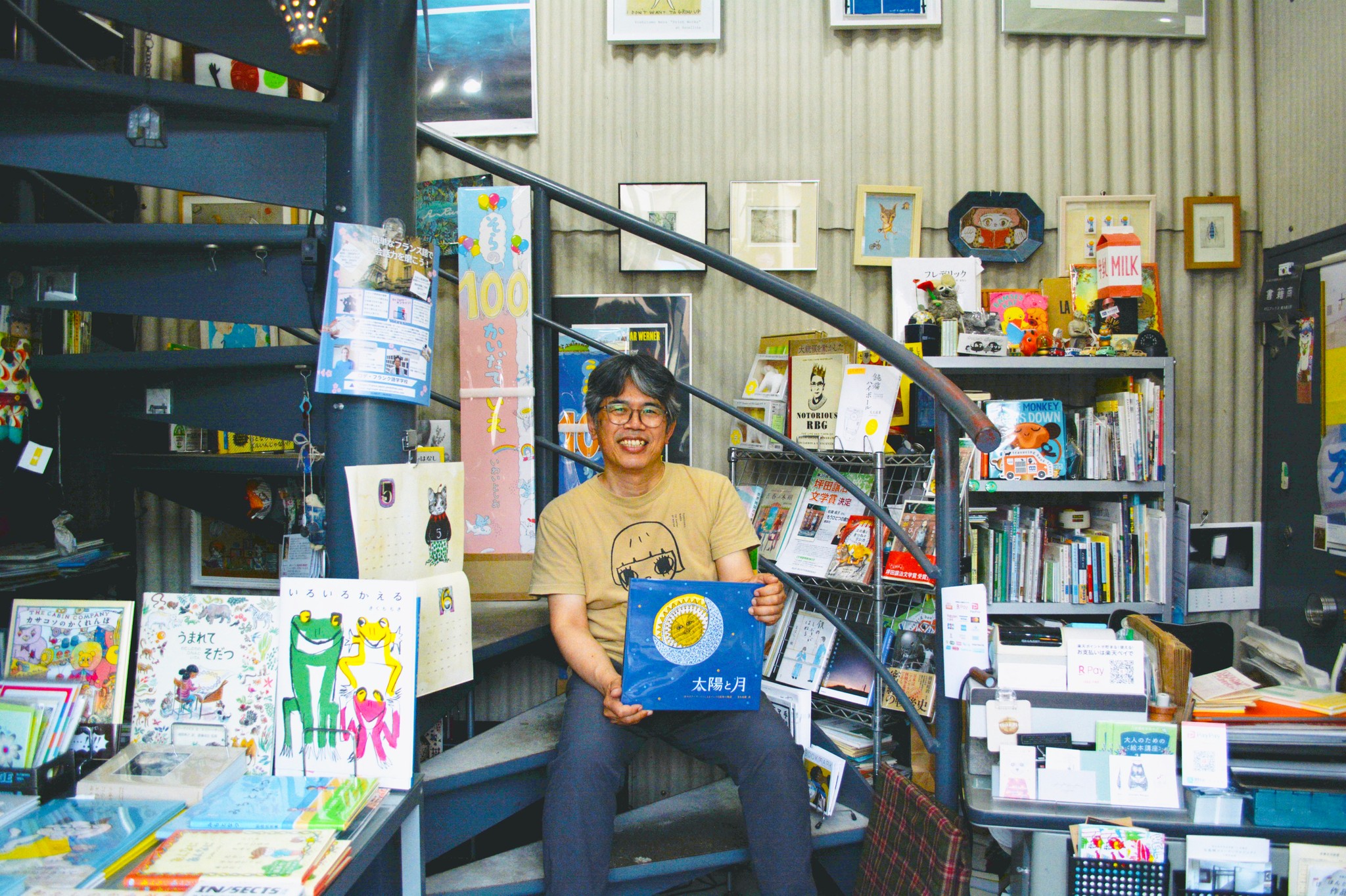 岡山・玉野市に秘密基地のような書店　店主こだわりのレイアウトで偶然の一冊との出会いを