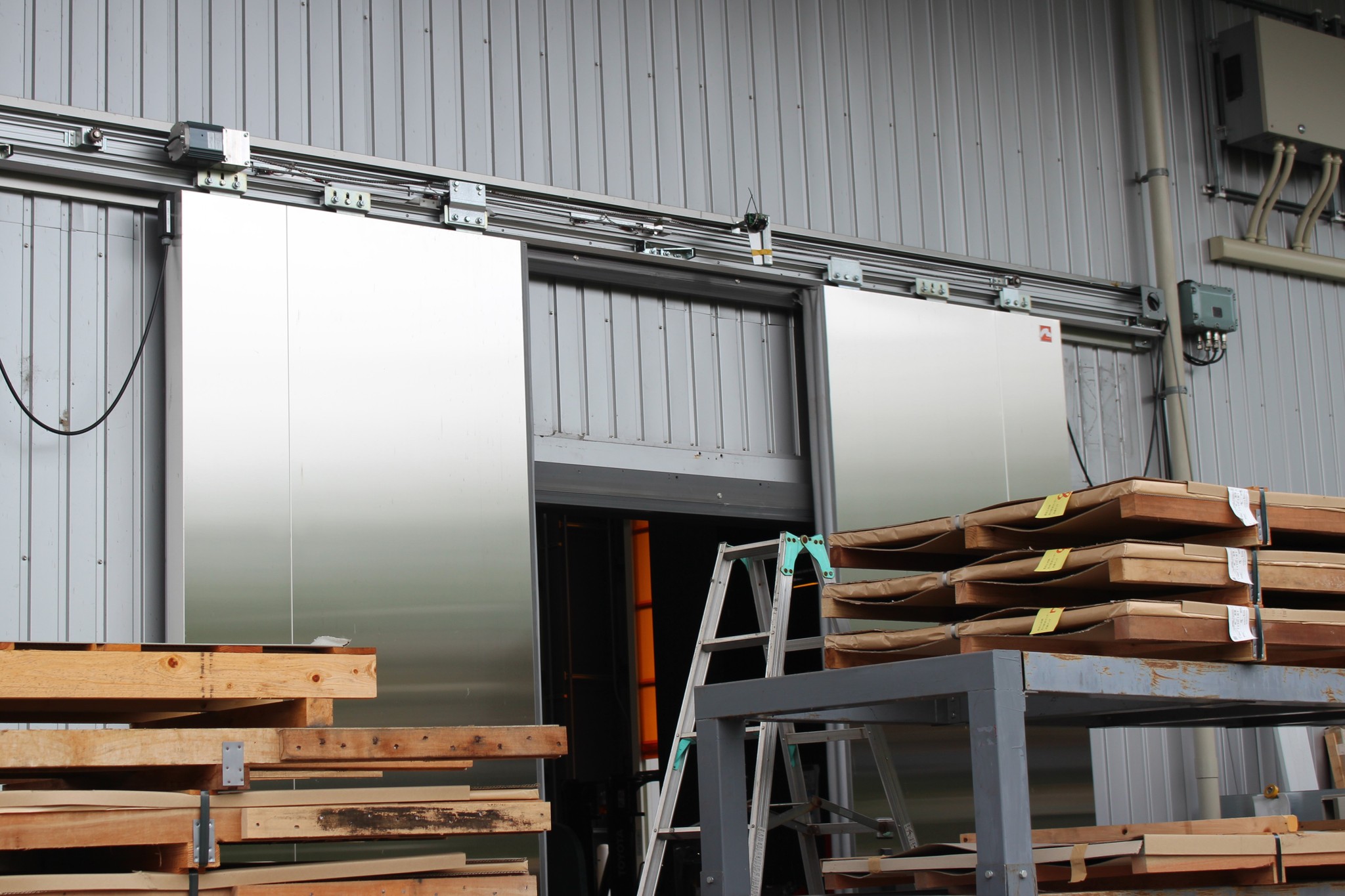 ワクチン冷蔵庫や豊洲市場にも使用　高性能「防熱扉」の製造現場に潜入！