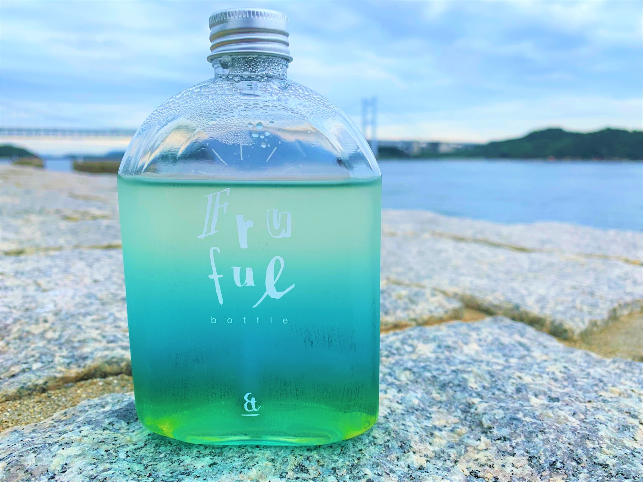 蔵カフェで手に入る鮮やかボトル！　片手に港町を散策も【SNS映えを追う】