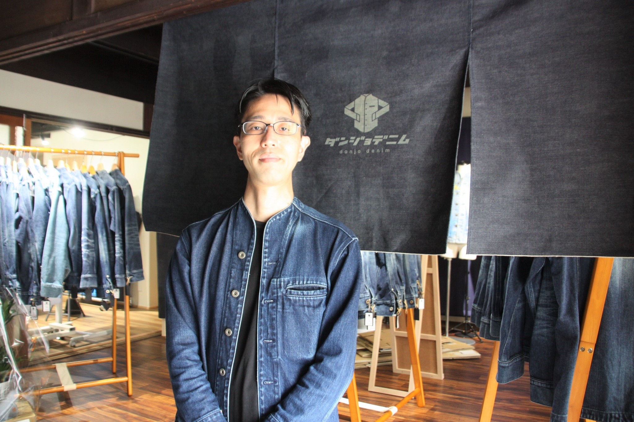 「男女男男女男女♪」の歌手、移住先で“ダンジョデニム”　待望の店舗も