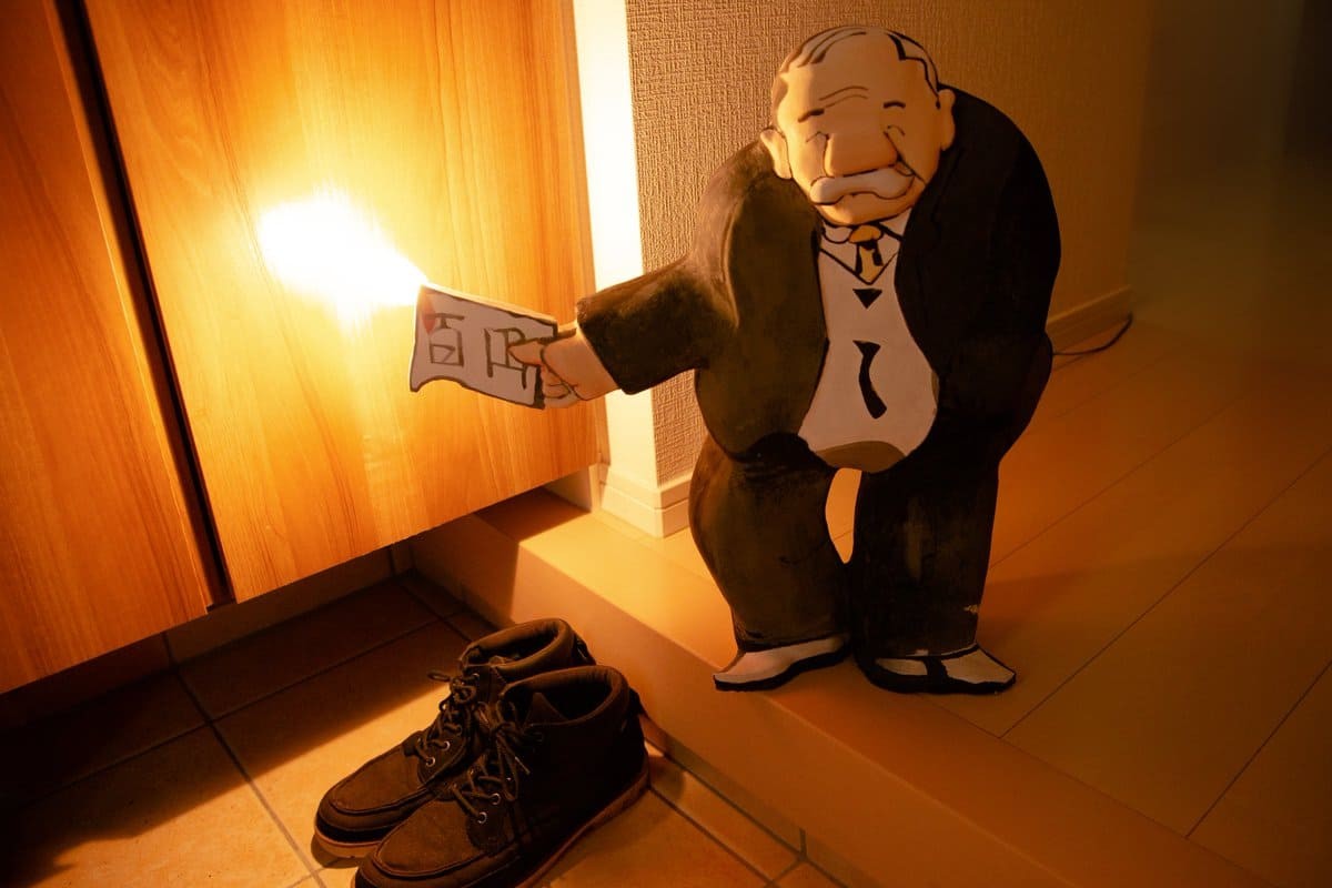 教科書で見たお札を燃やす“成金おじさん”、3Dで立体化され照明器具に！