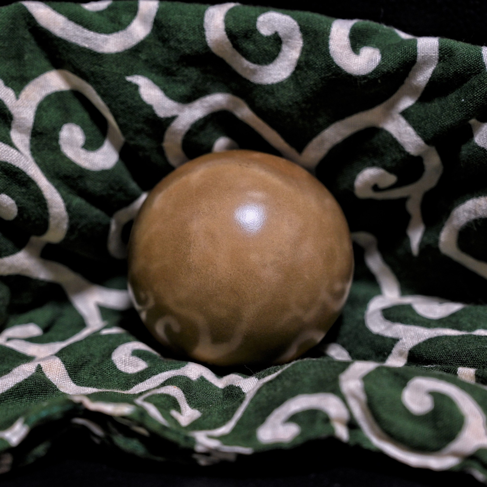 まるで宝石!?　10年経ってもつるつるな泥団子は、作者も驚く奇跡の1個