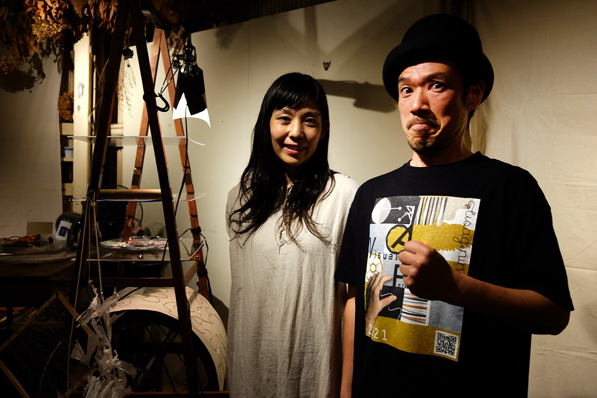 自作の映像機と楽器で魅了する「ウサギニンゲン」　新作は豊島産廃テーマに