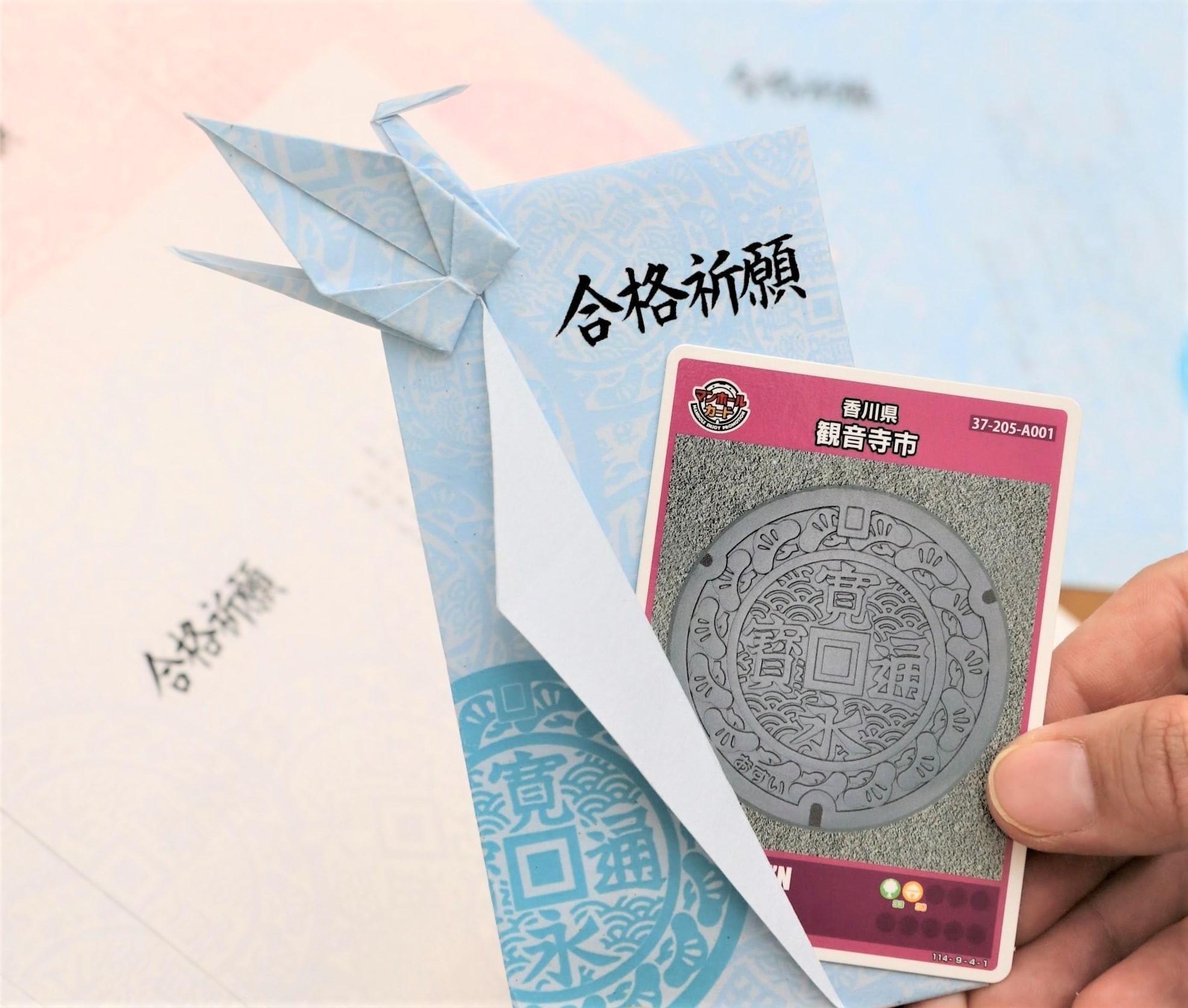 丸い、落ちない、滑らない!!　人気の「マンホールおまもり」で受験生を応援