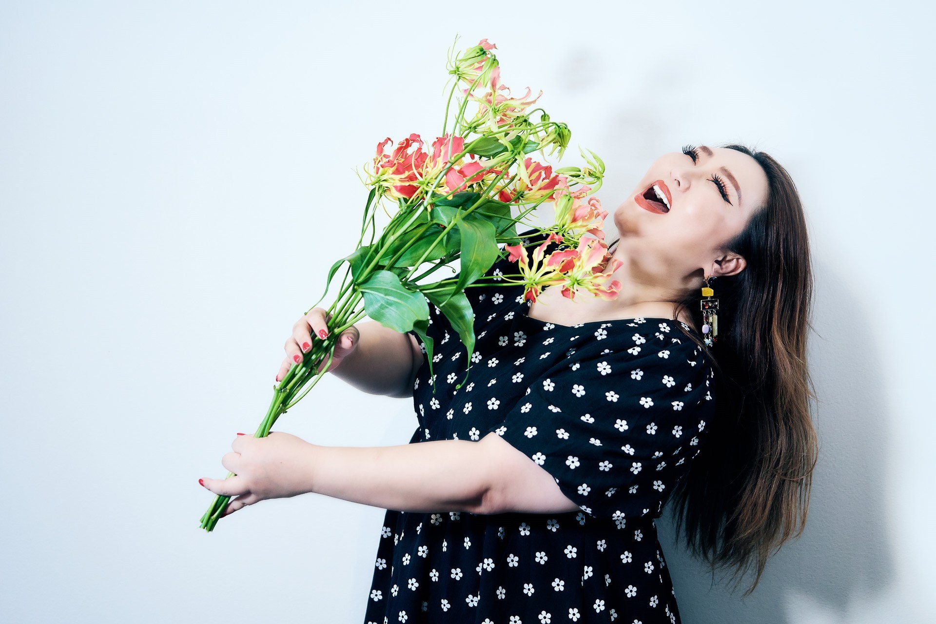 メイク動画で話題のプラスサイズモデル　底抜けの明るさに秘めた苦難の連続