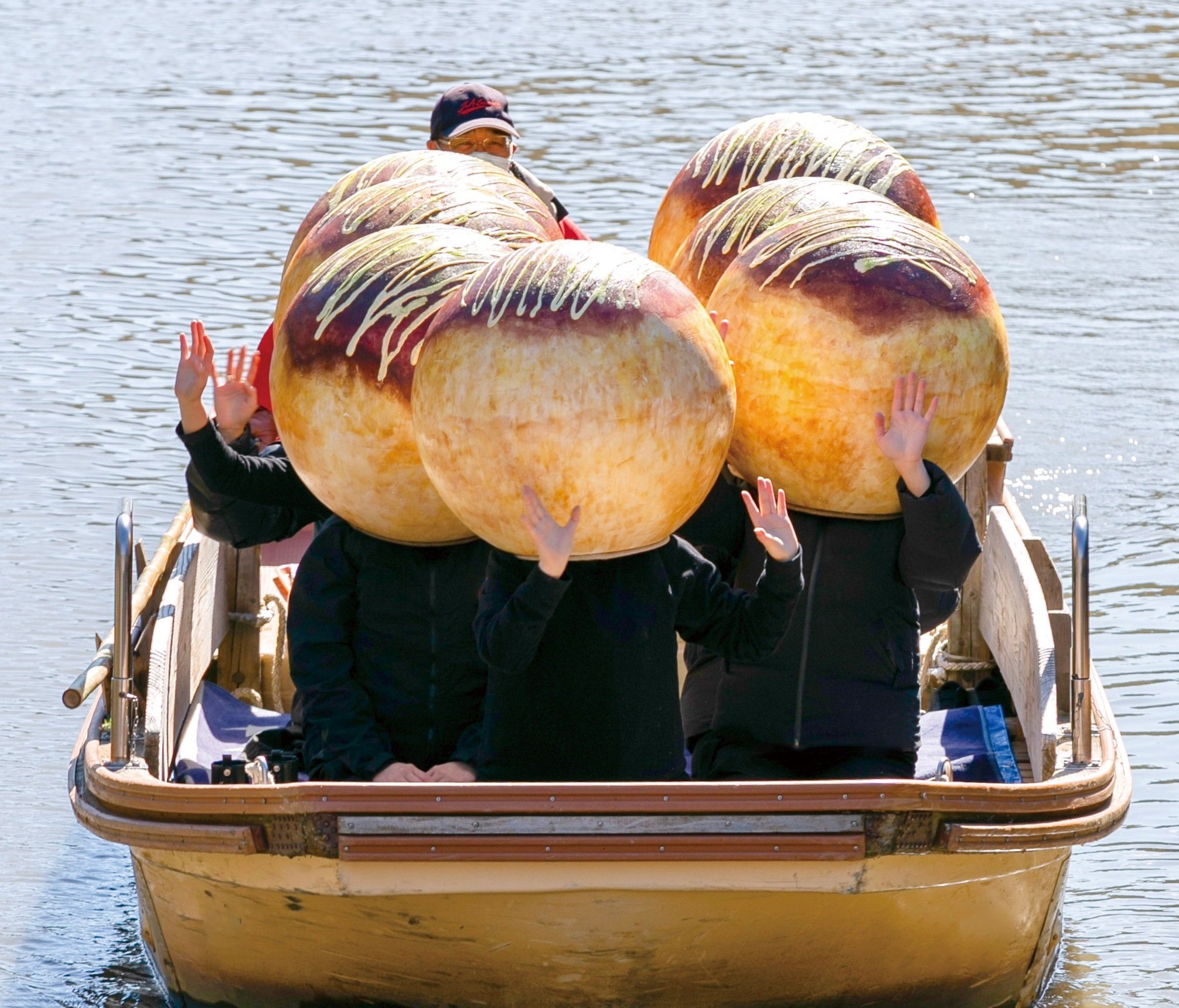 舟皿のたこ焼き、本物の川を下る!!　若きクリエイターが生んだ衝撃の光景
