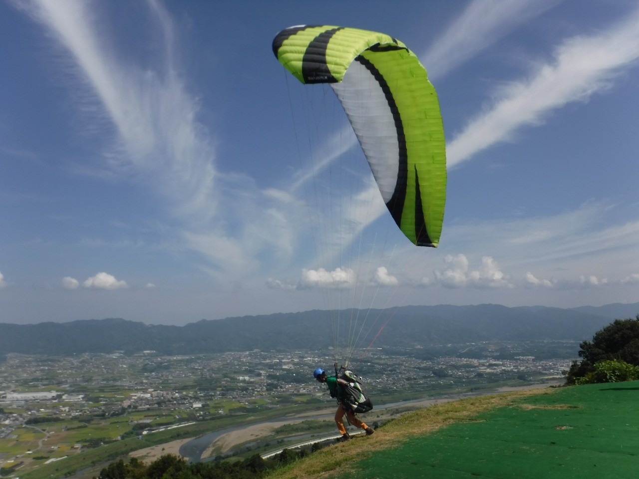 パラグライダーなら紀の川市!?　年200回飛ぶインストラクターが勧めるワケ　