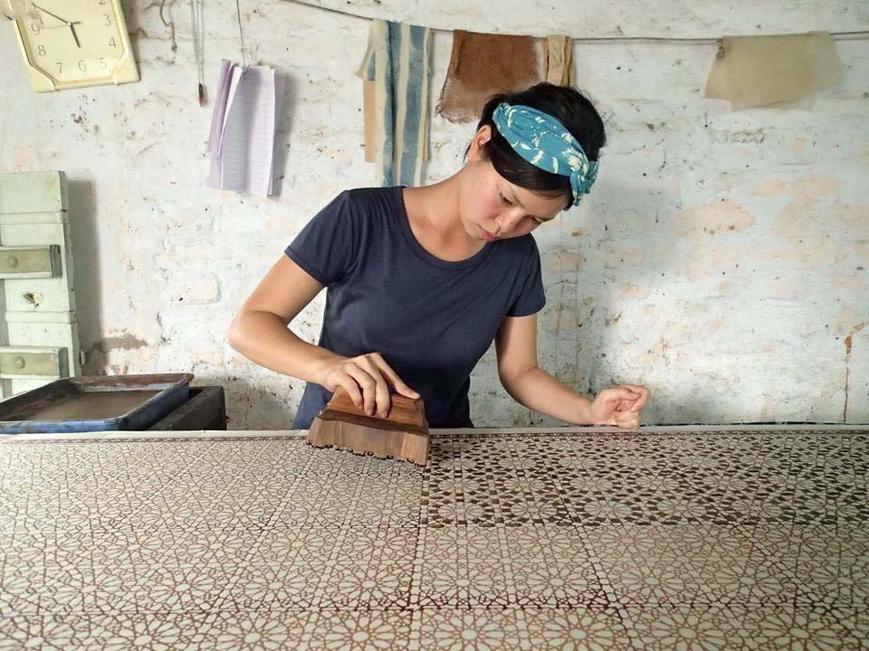 インドの伝統布に「外国人らしさ」を　現地で職人と汗流す日本人デザイナー