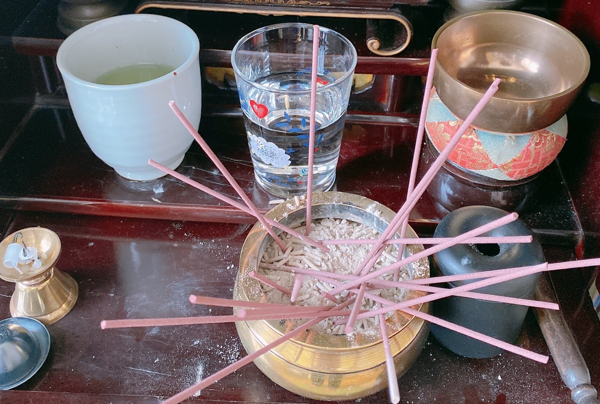 実家からのSOS！　2歳児が仏壇で起こした“子どもあるある”に母は爆笑