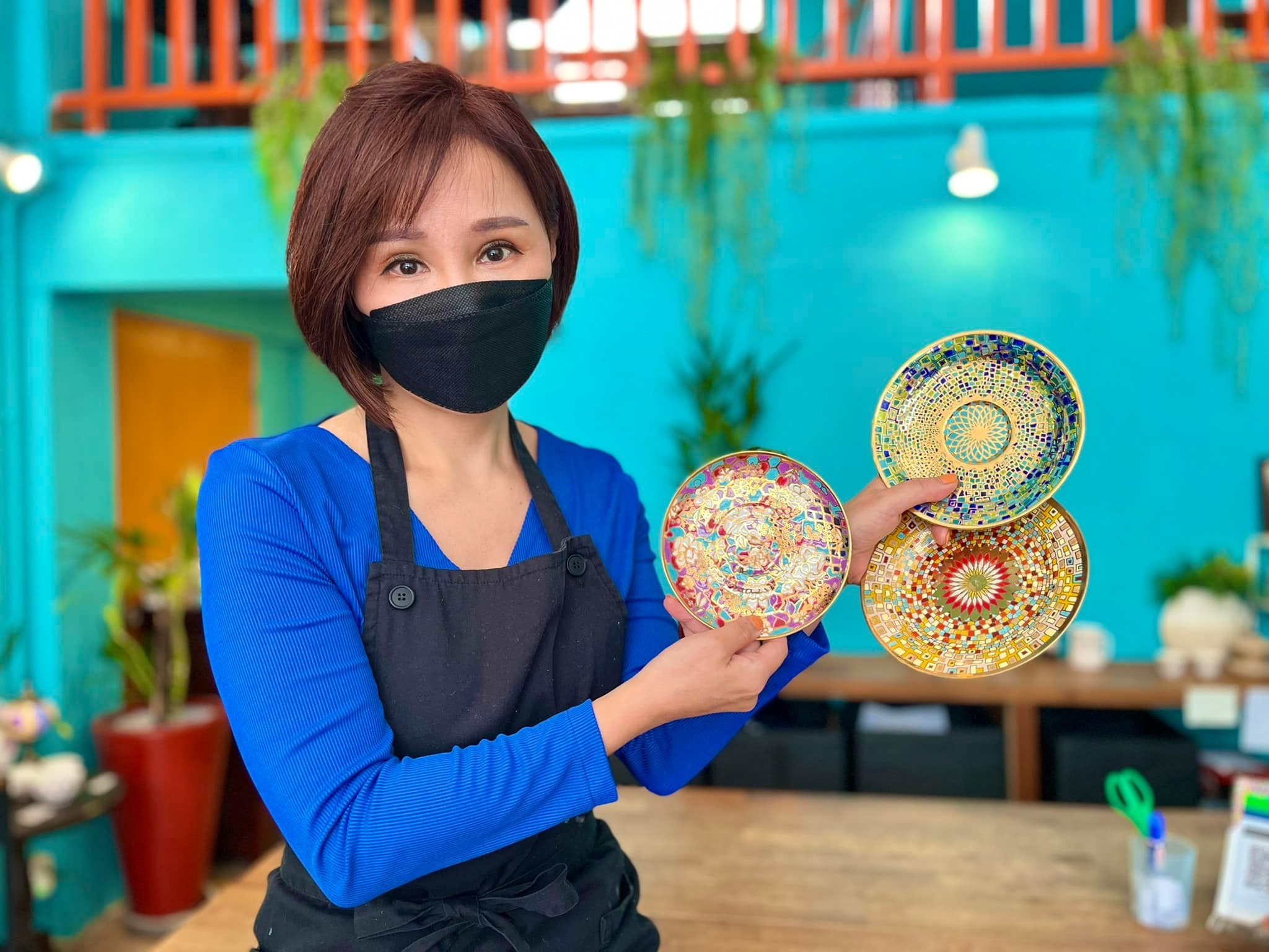 バンコクのベンジャロン焼き工房「Stella Art Cafe」のオーナー・石田久巳さん