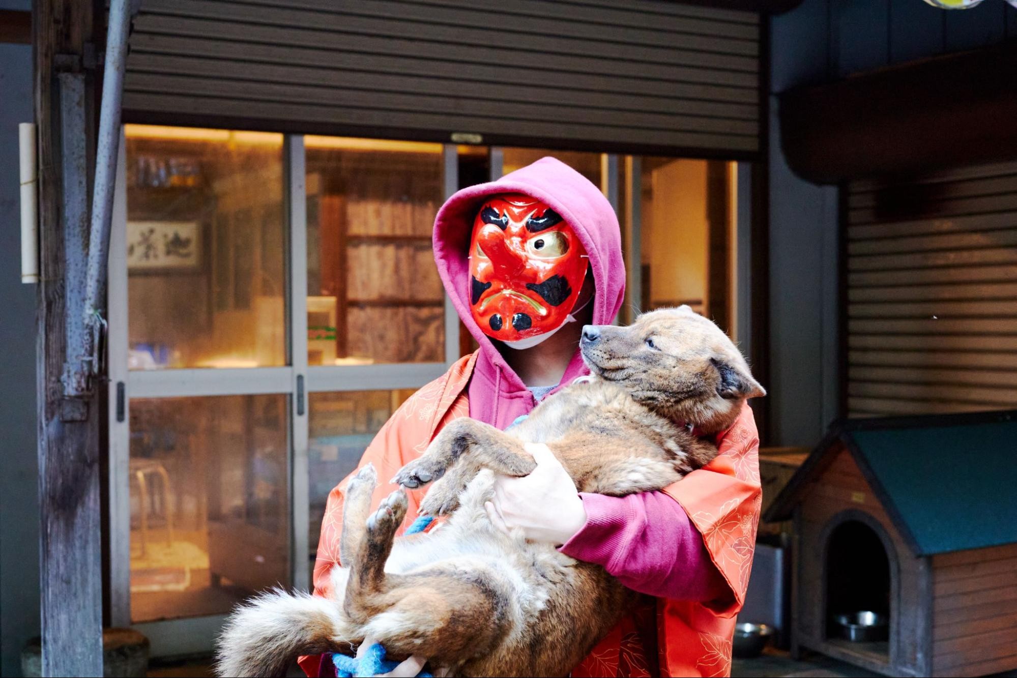 母ちゃんが「親方」になった　コロナ禍で苦境のお面屋を息子が継いだワケ