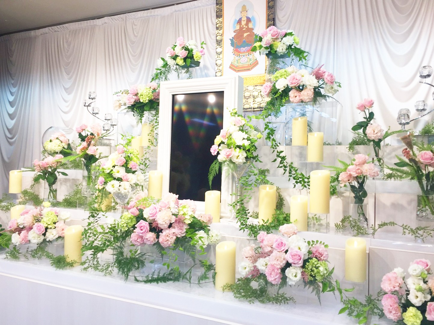 時代とともに変化する、葬儀や墓の花選び　白にピンク、真っ赤なバラも