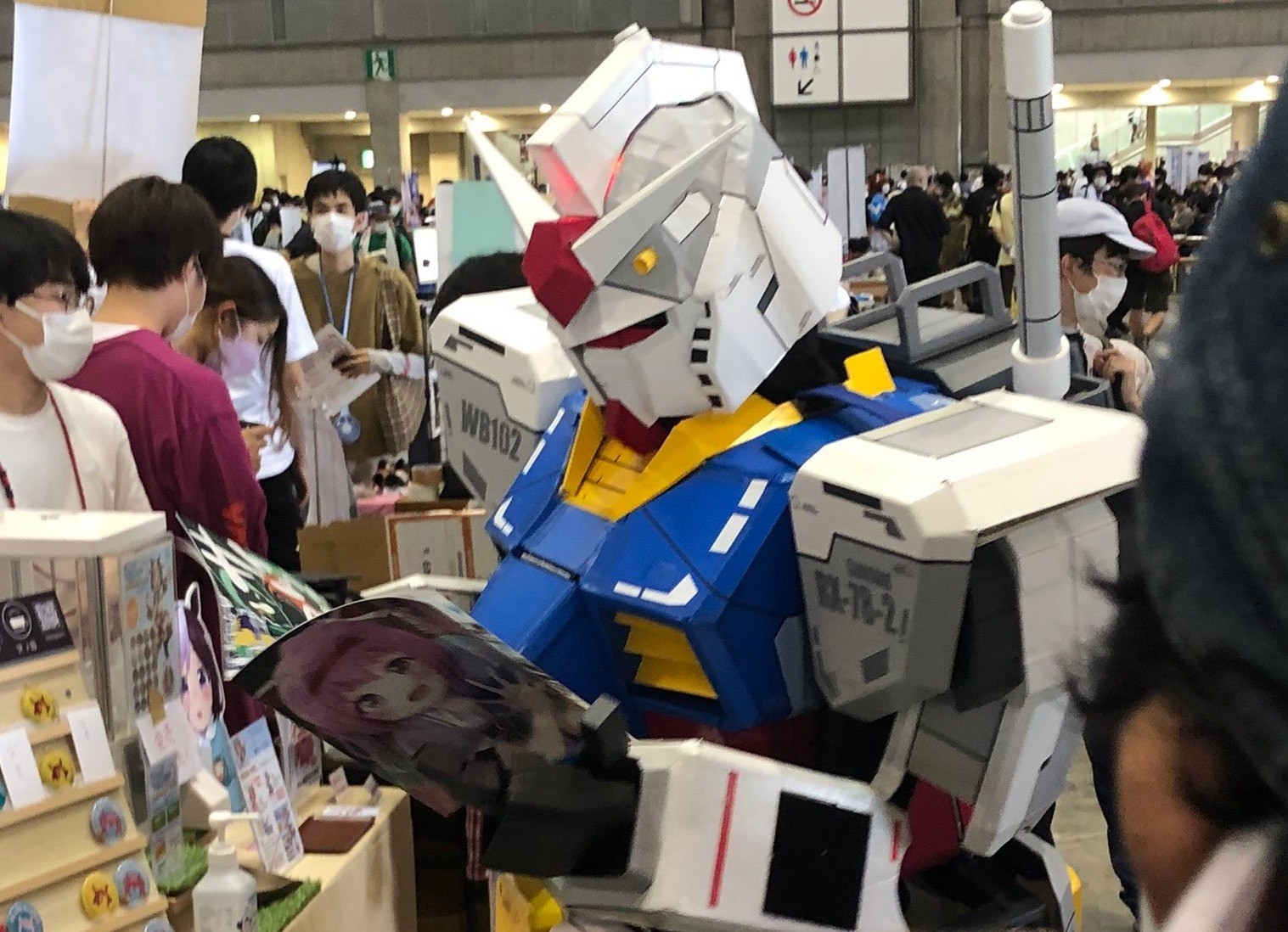 ガンダムがウマ娘の本を立ち読み→コミケ会場ざわつく　「そんなに真剣には読めませんでした」