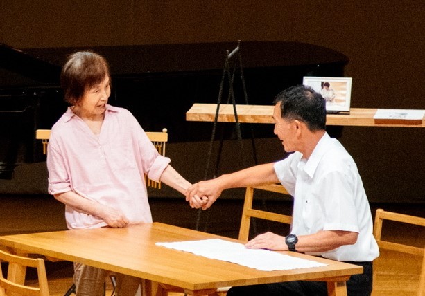 周囲に打ち明け、相手の世界へ飛び込む　認知症の妻と「今を楽しむ」夫の取り組み