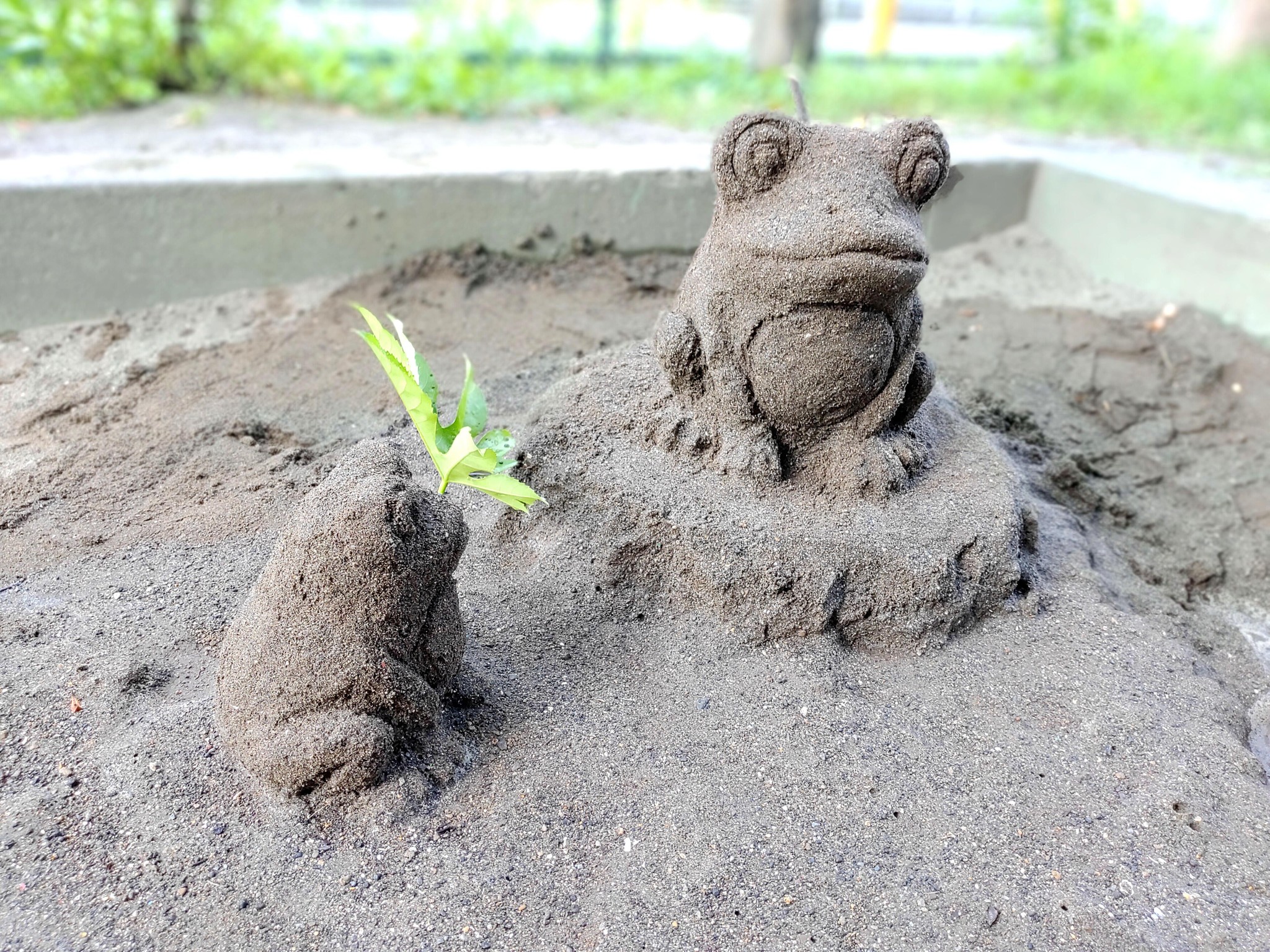 公園の砂場に癒しの動物やキャラ、3年で130作品　きっかけは子どもたちとの出会い