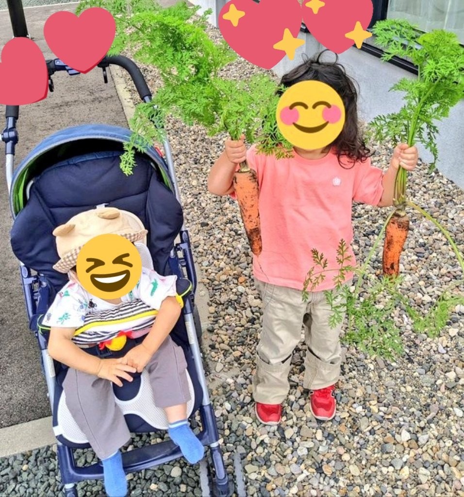 おもちゃスマホが丁寧に…親の動作を完璧にコピーした娘の行動に父驚き