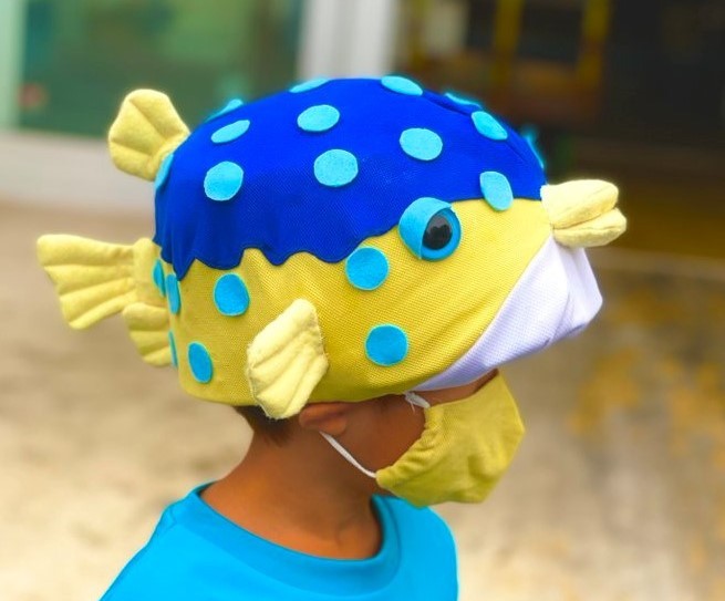 おばあちゃんお手製ハコフグ帽子の4歳児　驚きの鉄棒スキルと脱げない帽子「凄すぎます」