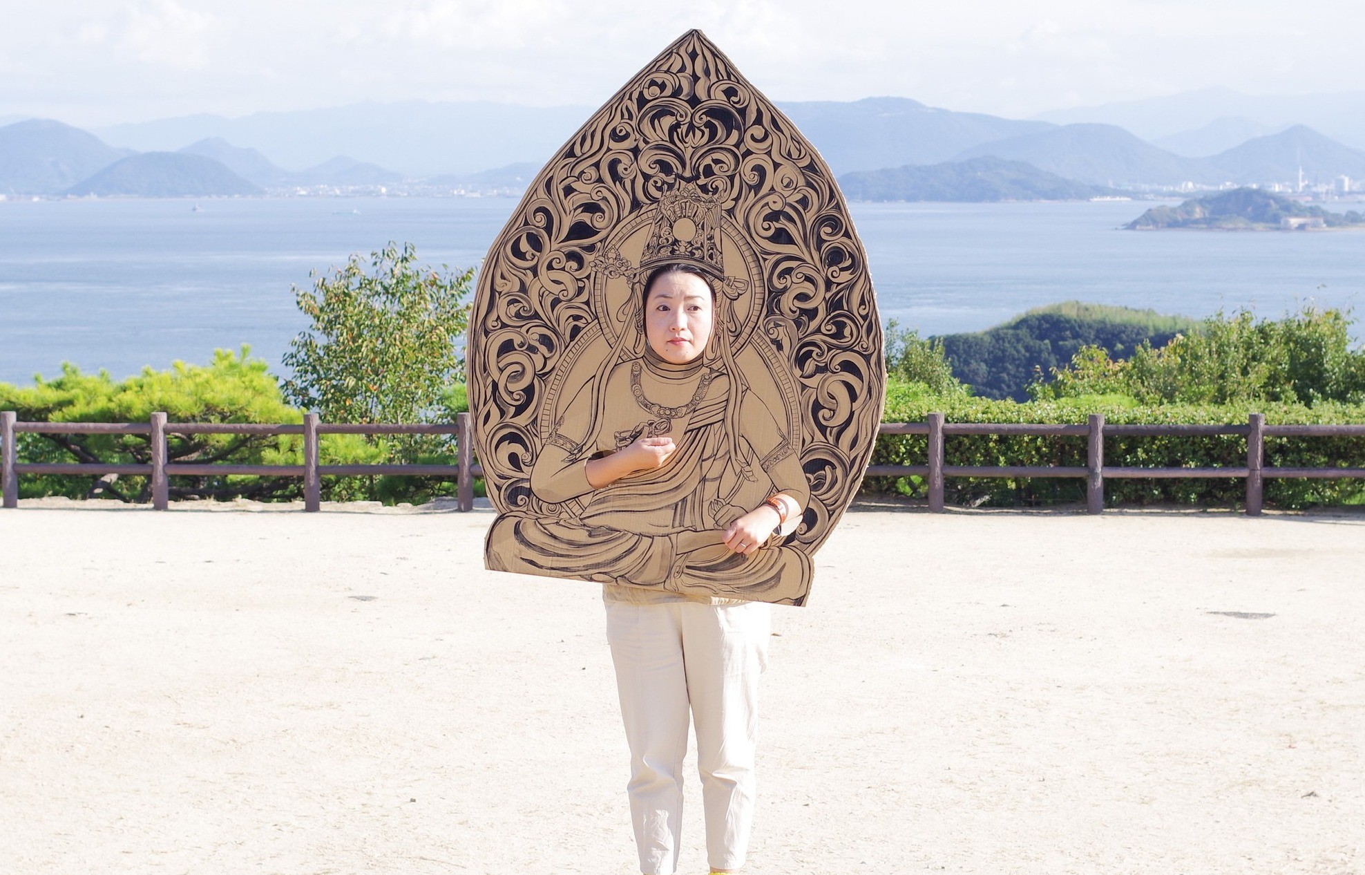 誰でも仏像に変身!?　段ボールで“仏像顔出し看板”を作るアーティスト