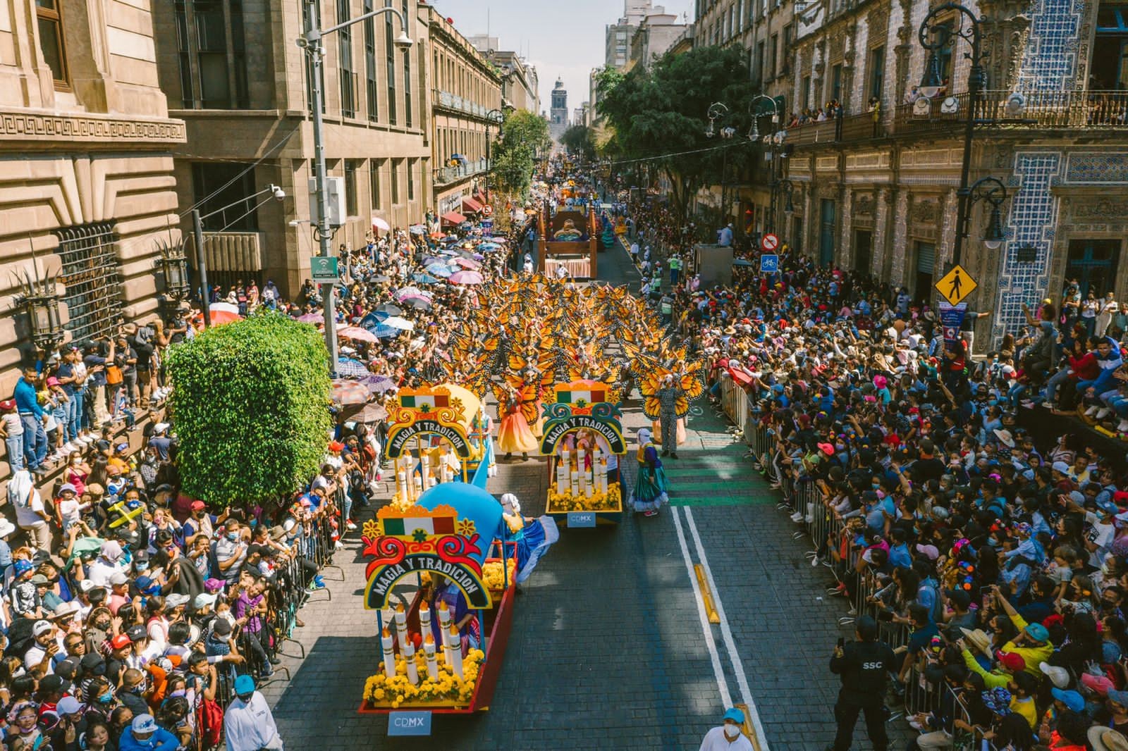 実在しなかった‟007”の「死者の日」パレード　映画きっかけに開催、進化続ける