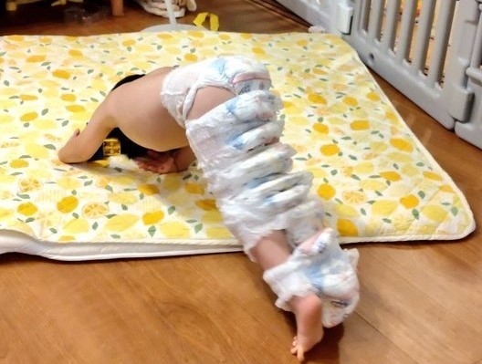 衝撃の姿!!　お風呂あがりの3歳息子→オムツ16枚はいてモゾモゾ「進化の過程ですね」