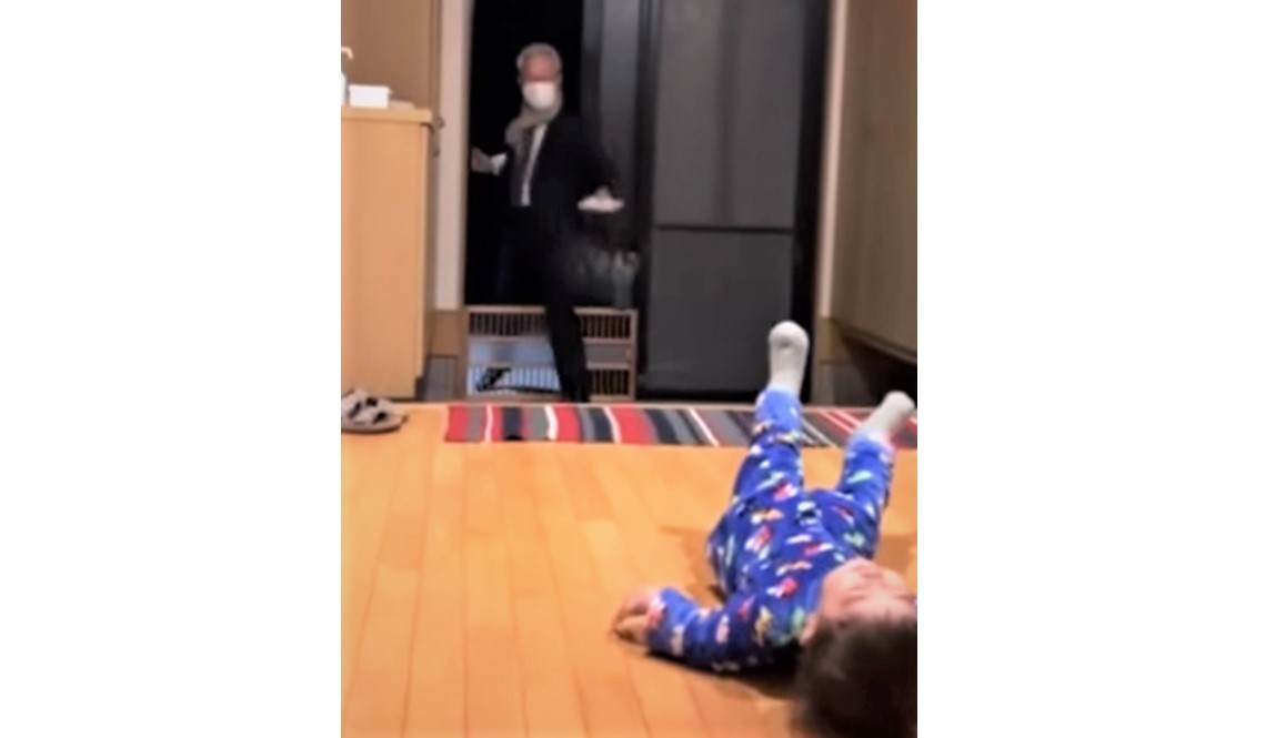 “じじ大好き”2歳の孫、想像を遥かに超えたお出迎え→祖父「仕事の疲れが一瞬で吹き飛んだ！」