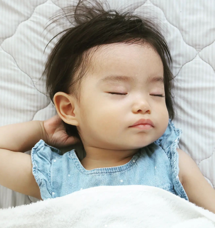 『ぐっすりお昼寝。寝てるときは足だけ出してあげると気持ちよく眠れるそう』（kari.shatiさんより提供）