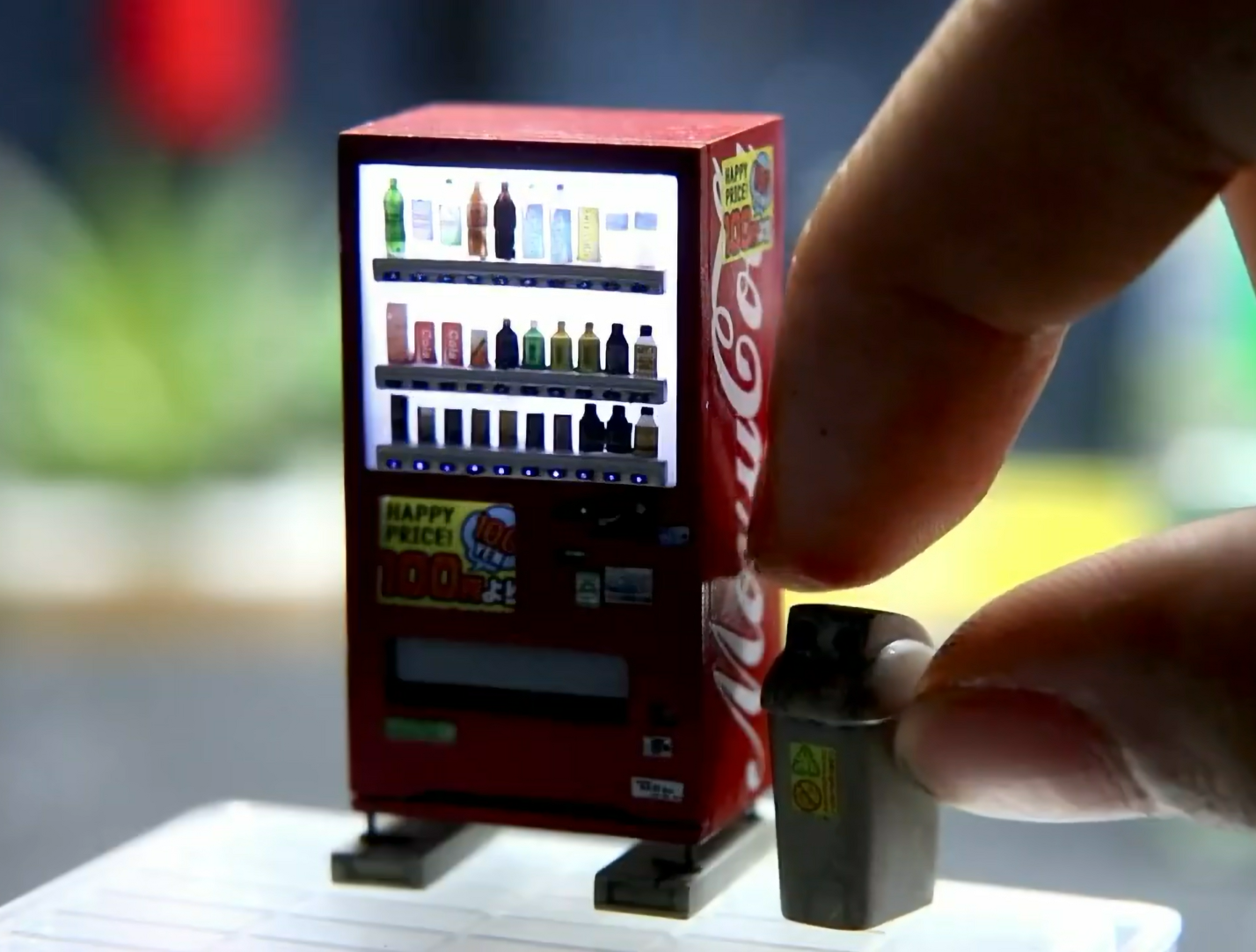 1/45の大きさの自動販売機！？　小さいのに細かすぎる作品に「尊敬しかない」