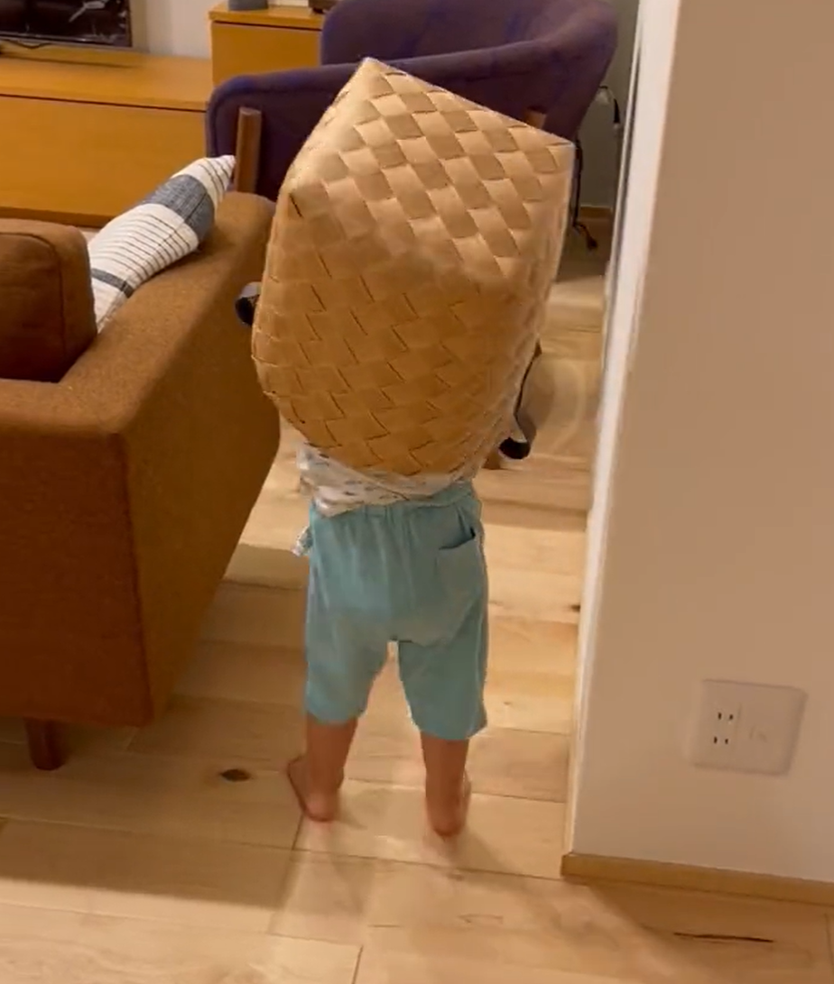 「ひひひ～」お兄ちゃんをビックリさせたい2歳の男の子　うしろ姿が「可愛すぎる…！」