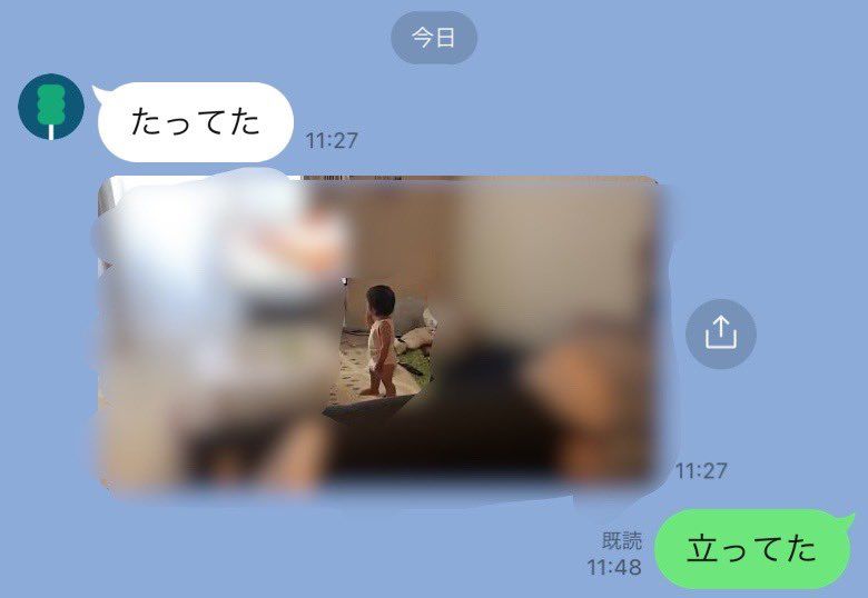 つかまり立ちしかできない我が子…保育園では1人で立ってる！？ 両親の前では頑なに立たない1歳児が可愛すぎる…！