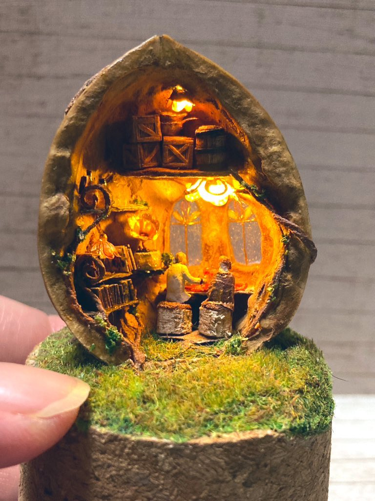 胡桃の中に作ったコビトが住む部屋（@cobtoyaさんより提供）