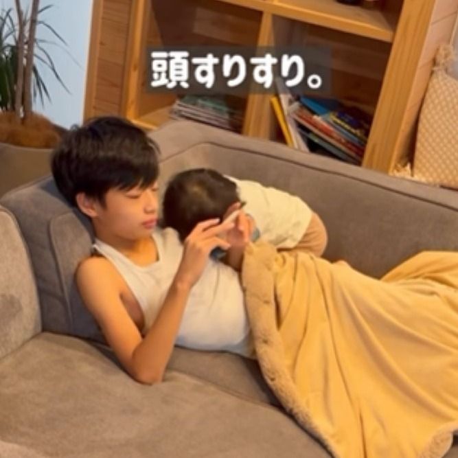 2歳弟の“すりすり”にメロメロな12歳兄　「かわいすぎます」「癒し」仲良し兄弟の様子が101万再生