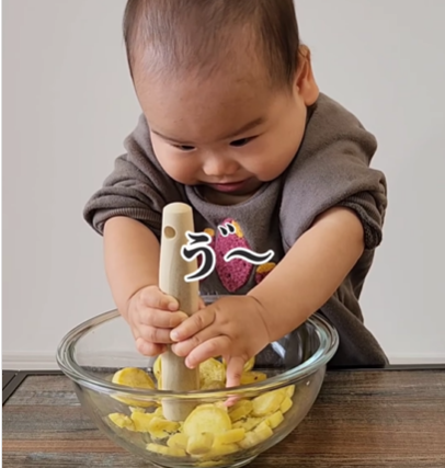 1歳の息子が…「野菜好きになった」その秘密は”台所育児”！？まるで料理人の1歳児に「尊敬します」「目指したい」