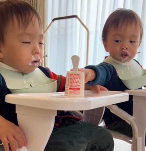 【お兄ちゃんが寝てる間に？】1歳双子のお昼ご飯中…弟の意外な行動に「知能犯！」「賢い！」と驚きの声