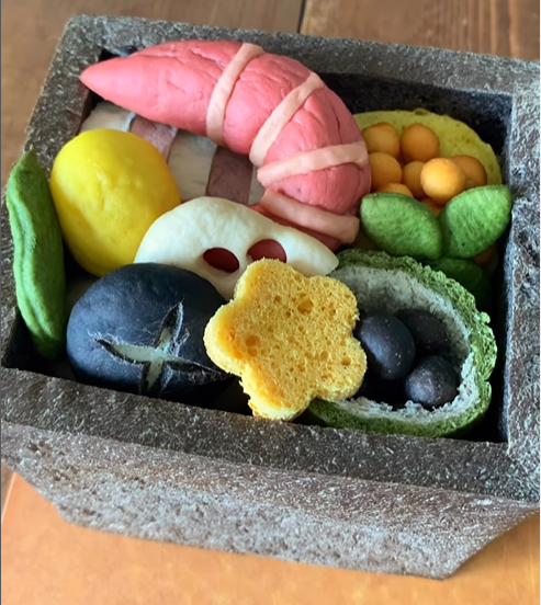 【これ、何に見える？】再現度の高い“おせちパン”に驚きの声！パン作りのこだわりは「心がわくわくすること」
