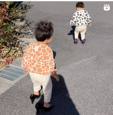 【コツコツコツ…】はしゃぐ双子をよく見ると…？　「声出して笑った！」双子の様子に205万回再生の反響