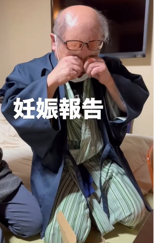 旅行先で父に妊娠報告のサプライズ…！　「もらい泣きした」「素敵！」感動の瞬間をおさえた動画は375万回再生
