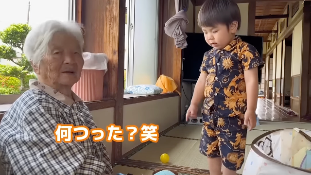 おもちゃを紹介したい2歳の玄孫に、95歳のばあちゃん「何つった？（笑）」　2人のかみ合わない会話に「癒し」「おもしろい」の声