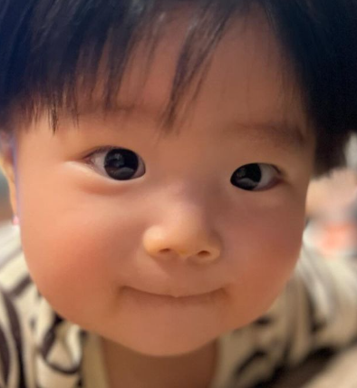 生後7ヶ月の息子のすごすぎる寝ぐせに「飲んでた水ふきだした」「平成初期のギャル男」　実は遺伝が関係しており、祖父の写真にも反響が