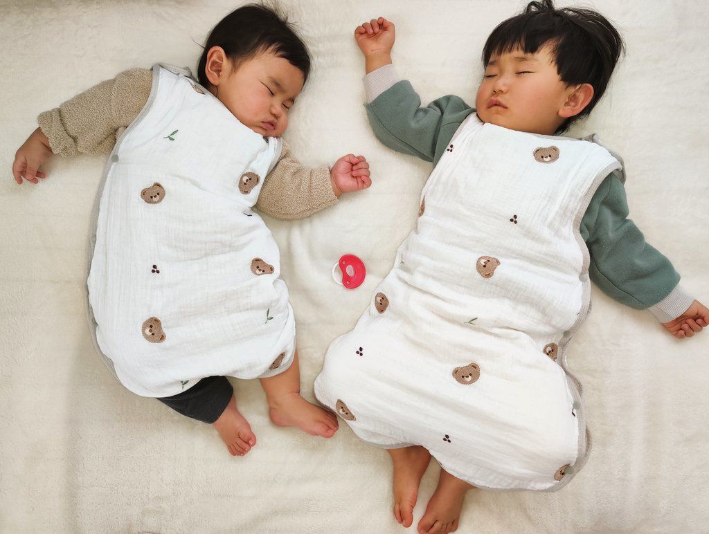 年子兄弟の寝相に、親「寝てても兄より強い弟」　かわいすぎる写真に「おんぶしてるみたい」「夢の中では立場逆転？」の声