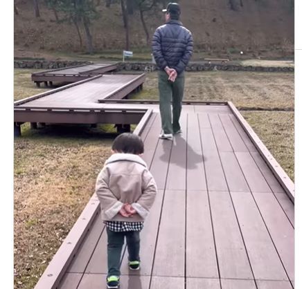 おじいちゃんのうしろをついていく2歳の男の子　その時の行動に「観察力すごい」「じいじリスペクト」の声