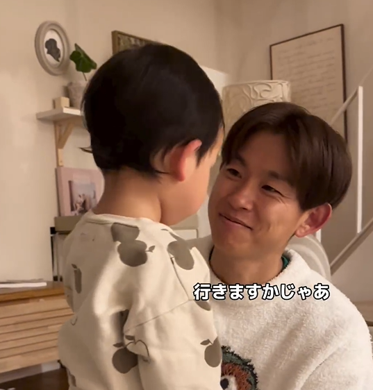 パパの寝かしつけ（＠hichonさんより提供）