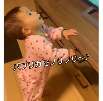 ノリノリで踊っていた生後9ヶ月の娘　しかし、ママが見ていると気づいた瞬間の反応に「これはたまらん」「天使」の声