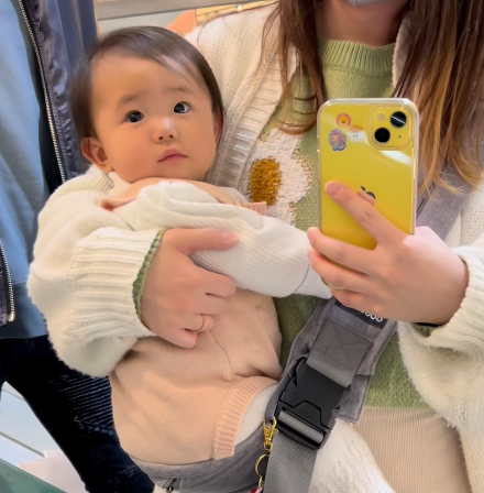 鏡が大好きな1歳の女の子　鏡を見つけたときの表情に「天使のような笑顔」「守りたいこの笑顔！」の声