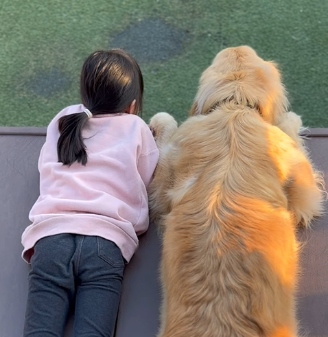 次女と大型犬が肩を並べている様子に「二人にだけわかる会話があるのかな」の声　何を話していたのか母親に聞いた