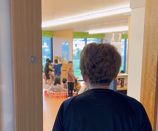 祖母が孫にサプライズで会いに行くと…　→孫が気づいた時の様子に「涙でちゃう」「可愛い」の声