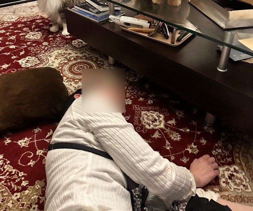 リビングで妻が倒れていると思ったら…その驚きの理由に「誰もが納得」「最高」と、“猫ちゃん好きユーザー”からの共感集まる！